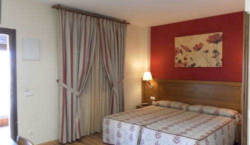 Habitación básica con 2 camas individuales