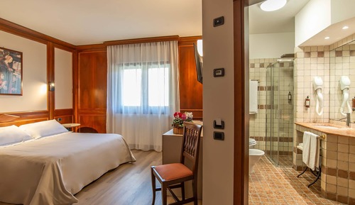 Habitación con 1 cama doble o 2 individuales, vistas a la montaña