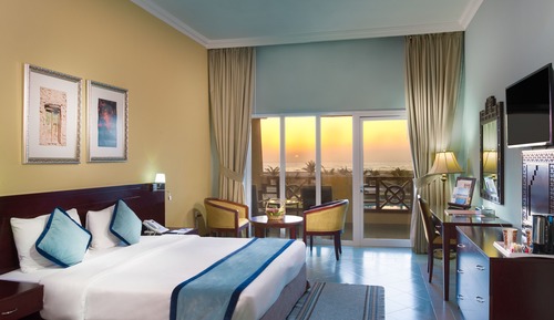 Habitación Deluxe doble, 1 cama de matrimonio grande, vistas a la piscina, planta baja