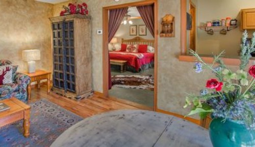 Suite (The Master @ the Lodge)