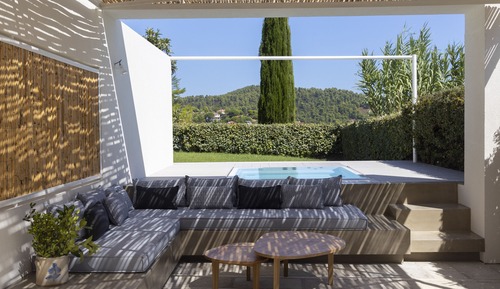 Habitación superior, bañera de hidromasaje, en la zona del jardín