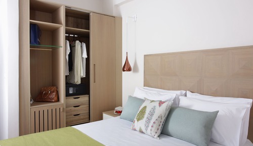 Habitación superior con 1 cama doble o 2 individuales, vistas al jardín