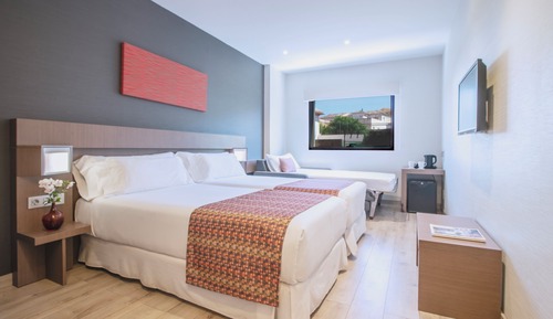 Habitación triple, vistas a la ciudad