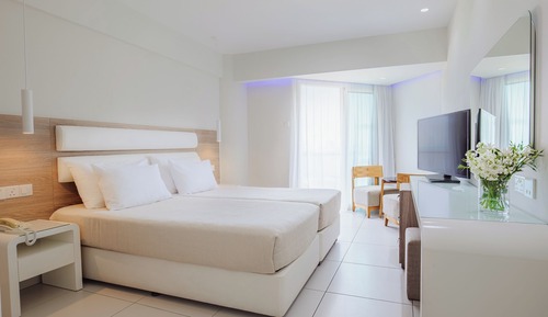 Habitación Deluxe con 1 cama doble o 2 individuales, vistas parciales al mar