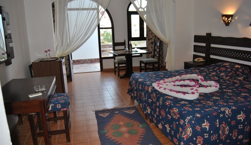 Habitación triple Confort, vistas al mar (Daniela village pool view ground flr)