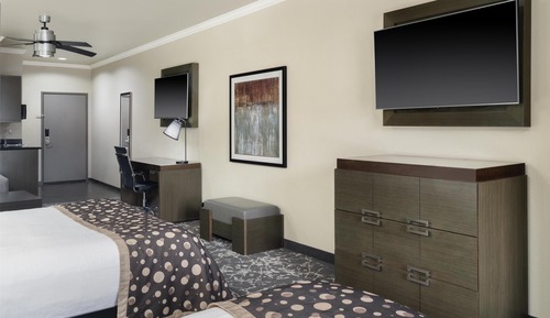 Suite, 2 camas de matrimonio, accesible para personas con discapacidad (Walk-in Shower;with Sofabed)