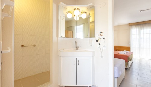 Habitación triple, balcón, vistas al jardín