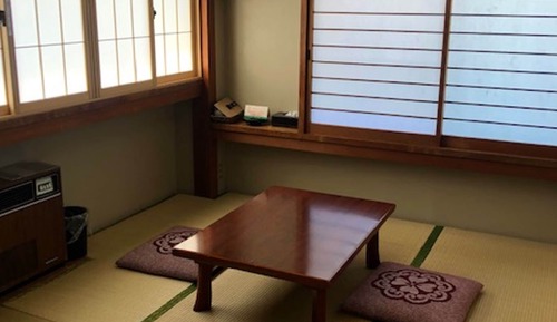 Habitación básica con 2 camas individuales