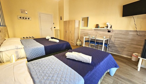 Habitación triple romántica, varias camas, baño privado (External)