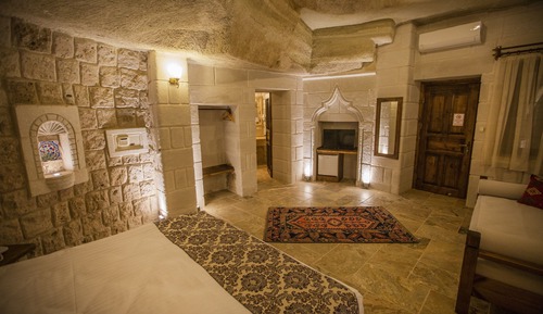 Deluxe Cave Room 205