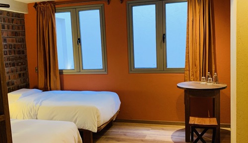 Habitación básica con 2 camas individuales