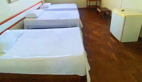 Habitación básica con 2 camas individuales