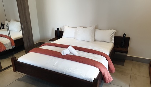 Suite superior, vistas parciales al mar