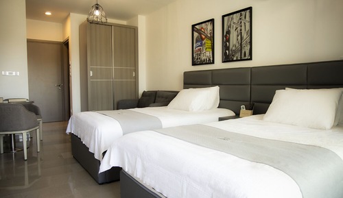 Habitación superior con 2 camas individuales, balcón, vistas a la ciudad