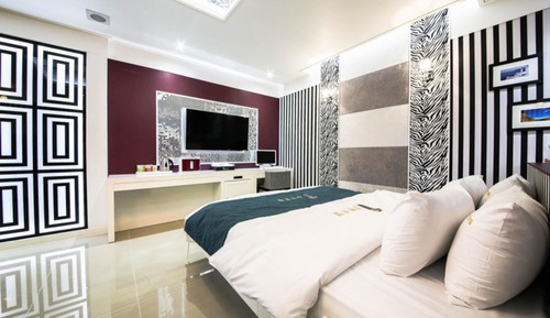 Suite (Breakfast available on Weekday only)