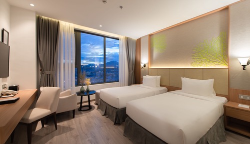 Habitación superior con 2 camas individuales, vistas a la ciudad