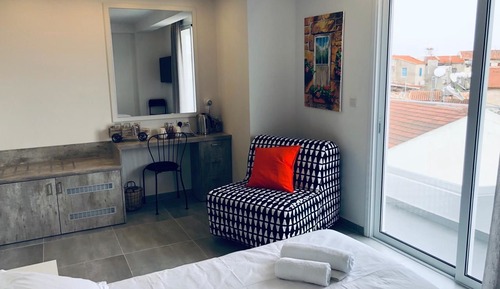 Estudio, balcón (202)