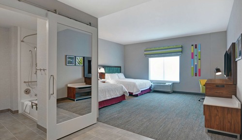 Habitación, 2 camas de matrimonio, accesible para personas con discapacidad, bañera