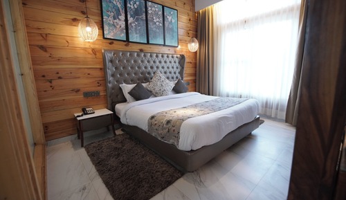 Premium Cottage Valley Facing