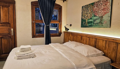 Honeymoon Suite