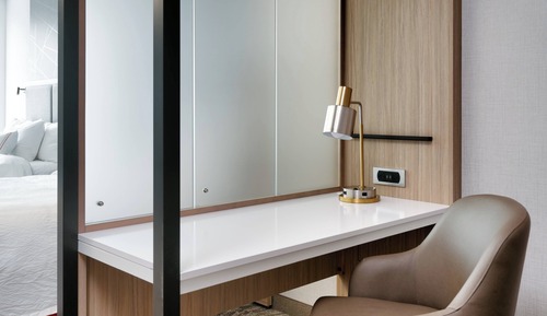 Suite, 1 cama de matrimonio grande con sofá cama (Mobility/Hearing Access, Roll-In Shwr)