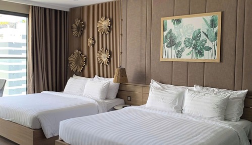 Habitación familiar, balcón, vistas parciales al mar