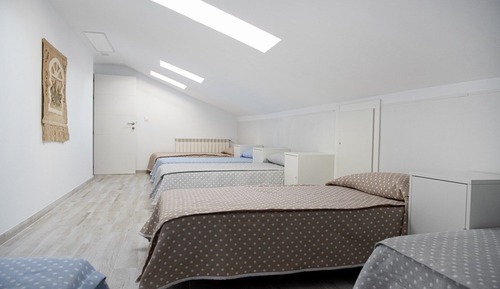 1 cama en habitación compartida masculina de 6 camas, baño compartido