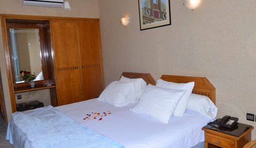 Habitación con 1 cama doble o 2 individuales, vistas al jardín