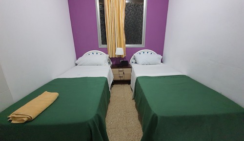 Habitación económica con 1 cama doble o 2 individuales, 1 cama individual, vistas al parque