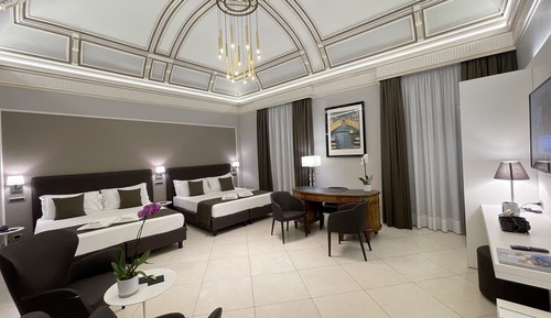 Habitación cuádruple ejecutiva, varias camas, vistas a la ciudad