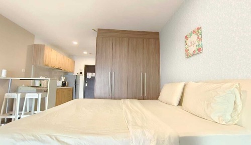Estudio estándar, 1 cama de matrimonio grande, balcón, vistas a la ciudad