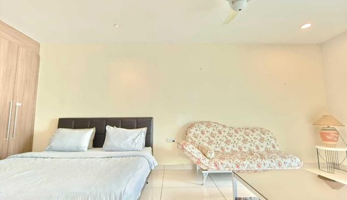 Estudio estándar, 1 cama de matrimonio grande, balcón, vistas a la ciudad