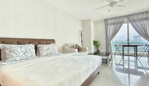 Estudio estándar, 1 cama de matrimonio grande, balcón, vistas a la ciudad