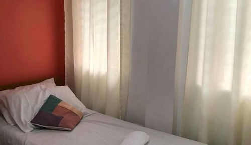 Habitación básica con 2 camas individuales