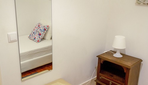 Habitación individual, baño compartido (Interior Room)