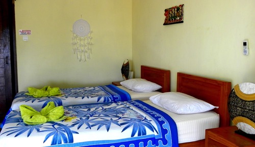 Habitación estándar con 1 cama doble o 2 individuales, vistas a la piscina