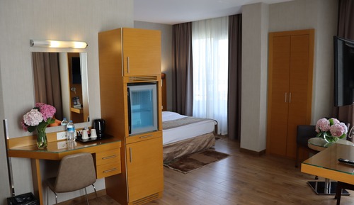 Habitación superior, 1 cama doble, vistas parciales al mar