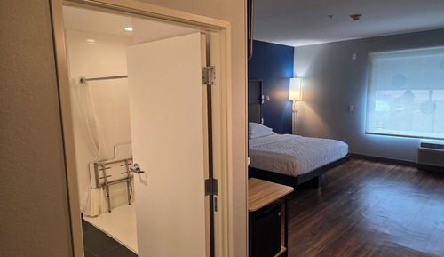 Habitación, 1 cama de matrimonio grande, accesible para personas con discapacidad (Roll-In Shower)
