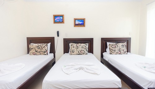 Habitación triple superior, varias camas, balcón