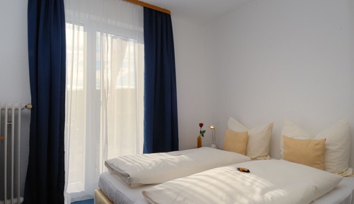 Habitación básica doble, baño privado (1. OG)