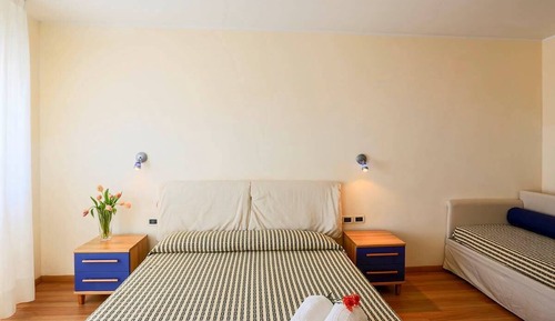 Habitación triple clásica, vistas parciales al mar