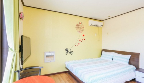 Room (Building B Room 201 (Bed Room) Pet Al)