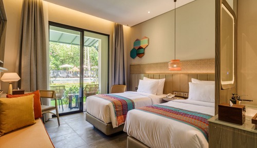 Habitación Signature con 2 camas individuales, acceso a la piscina