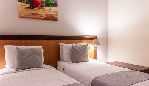Habitación básica con 2 camas individuales