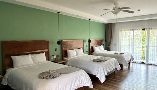 Habitación triple Deluxe, varias camas, no fumadores, vistas a la montaña