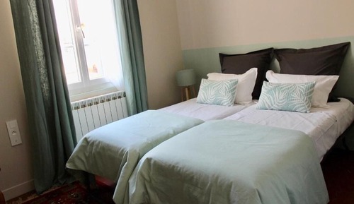 Habitación Confort con 1 cama doble o 2 individuales (Jasmins)