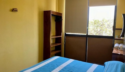 Apartamento tradicional, 2 habitaciones, cocina básica, en una planta alta
