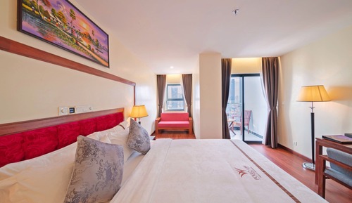 Landmark King Bed with Balcony