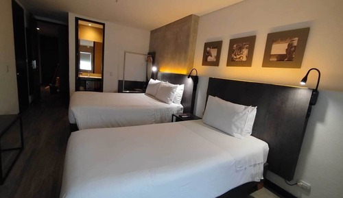 Habitación básica con 2 camas individuales