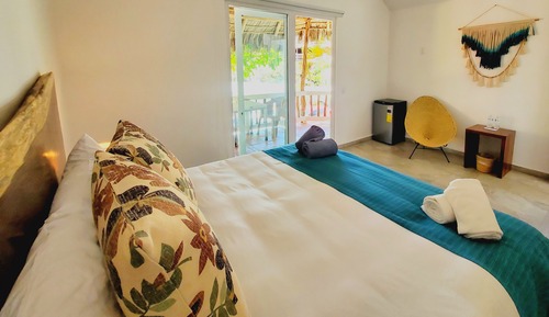 Habitación, balcón, vistas a la ciudad